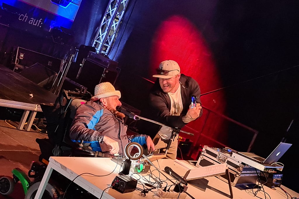 Hobby-DJ Ronny (links) und Profi-DJ Luke legen gemeinsam auf.