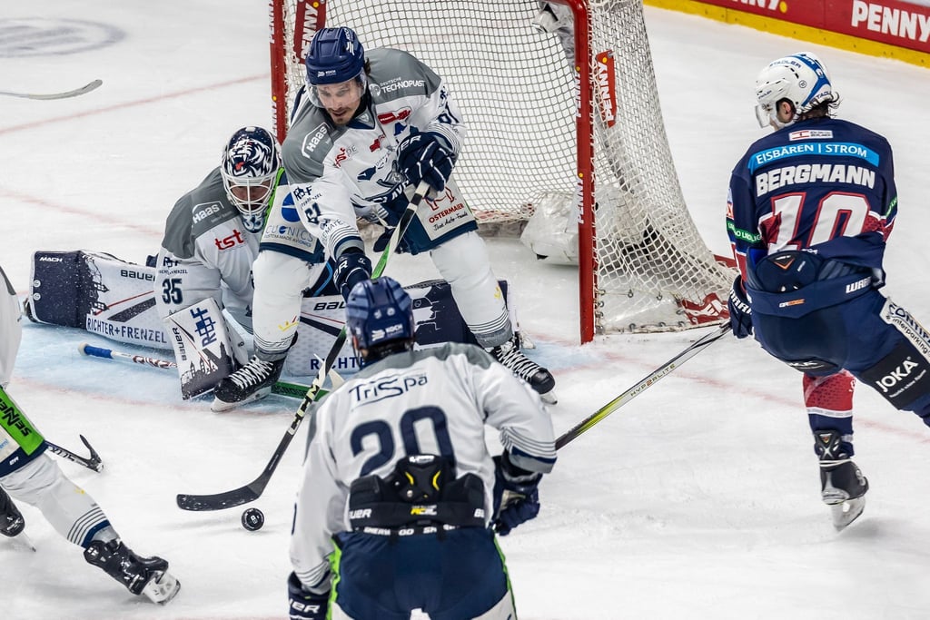 Justin Braun (2.v.l.) im Trikot der Straubing Tigers im Halbfinale gegen die Eisbären Berlin
