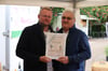 Ballenstedt und Újkígyós sind Städtepartner. Bürgermeister Michael Knoppik (l). und sein ungarischer Amtskollege Timót  Oláh präsentieren die Urkunde.  