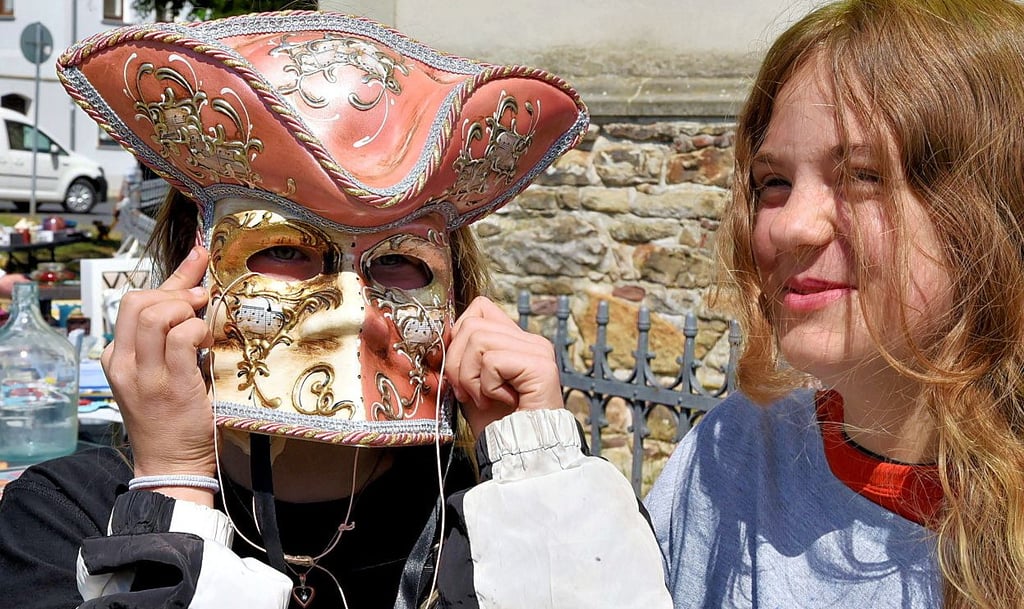 Fit für den Karneval in Venedig. Die 12-jährigen Celine und Lotta haben ihren Spaß mit der edlen Gesichtsverkleidung.