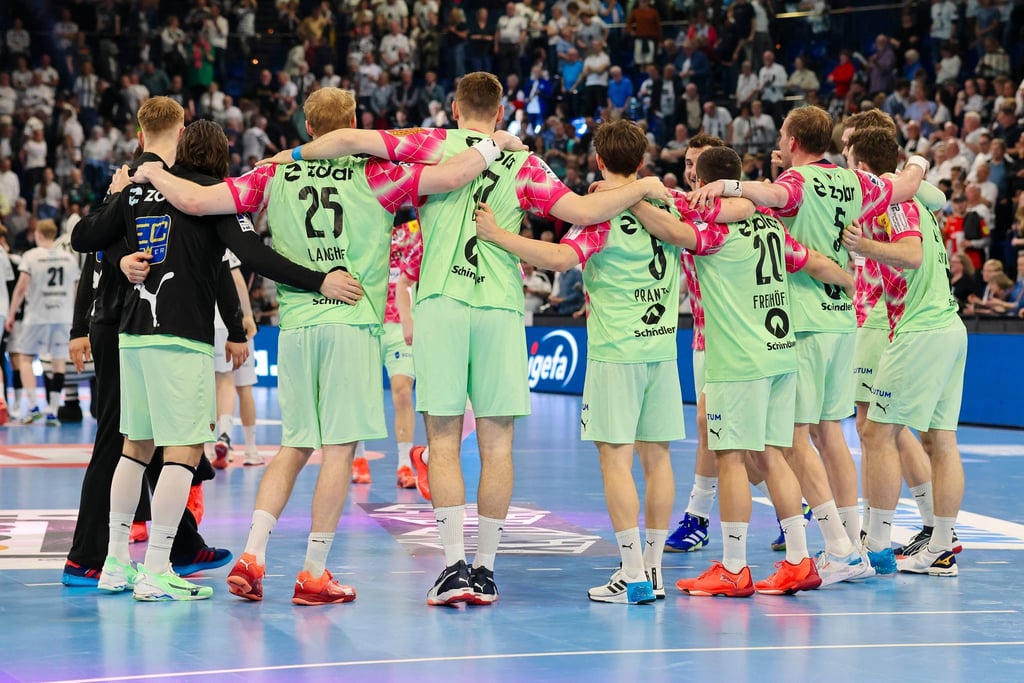 Die Füchse Berlin haben die Tabellenführung in der Handball-Bundesliga behauptet.