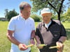 Altenburgs Ortsbürgermeister Frank Effenberger (links) und Heimatfreund Adolf Donath schauen sich alte Fotografien ihres Heimatortes an.