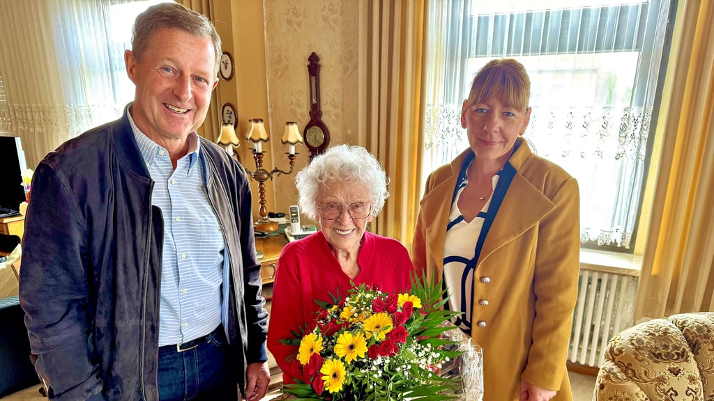 Bürgermeister Peter Müller und Stadträtin Jacqueline Garn gratulieren der Zahnaerin Charlotte Gundermann zum 101. Geburtstag.