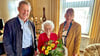 Bürgermeister Peter Müller und  Stadträtin Jacqueline  Garn gratulieren  der  Zahnaerin   Charlotte  Gundermann zum  101. Geburtstag.