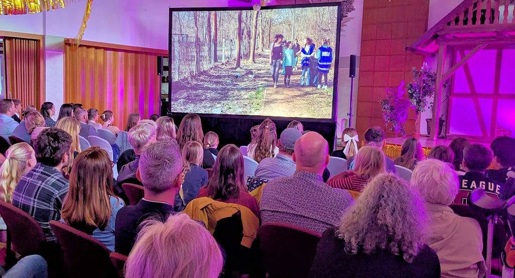 Über 200 Beuscher kamen Freitag Abend zur Premiere. Auf der Leinwand läuft gerade „Halt, das ist unser Wald.“