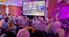 Über 200 Beuscher kamen Freitag Abend zur Premiere. Auf der Leinwand läuft gerade „Halt, das ist unser Wald.“
