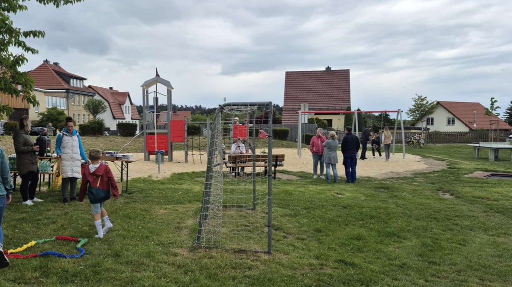 Eltern und Kinder aus Cattenstedt eröffneten den neuen Spielplatz am Schloßweg mit einem eigenen kleinen Fest.
