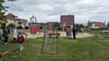 Eltern und Kinder aus Cattenstedt eröffneten den neuen Spielplatz am Schloßweg mit einem eigenen kleinen Fest.