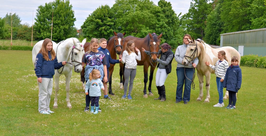 Eigens für die Paten fein herausgeputzt: die Reitschüler und ihre Lieblinge.