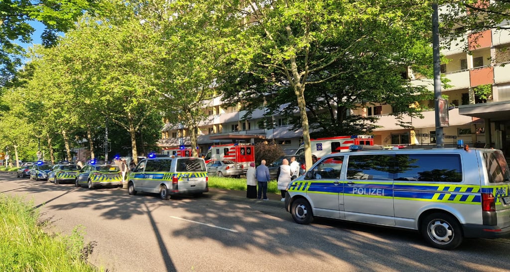 Polizei und Rettungswagen waren nach der Messerattacke im Einsatz.