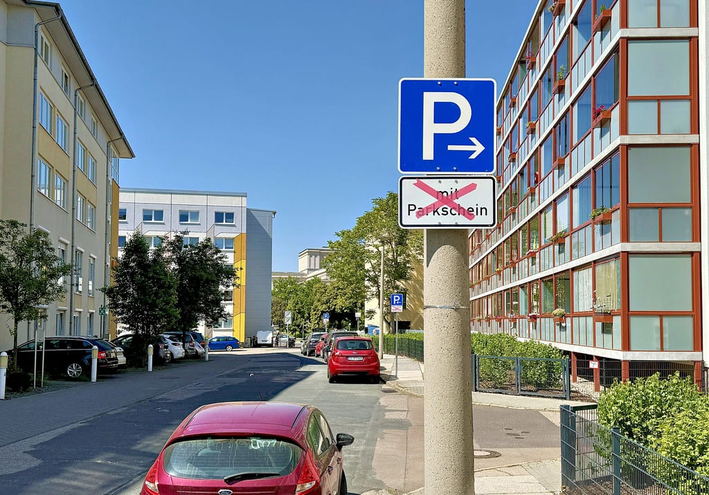 In der Hausmannstraße in Dessau-Roßlau wurden eines Morgems Schilder, welche eine Benutzung mit Parkscheinpflicht anzeigen, aufgestellt.