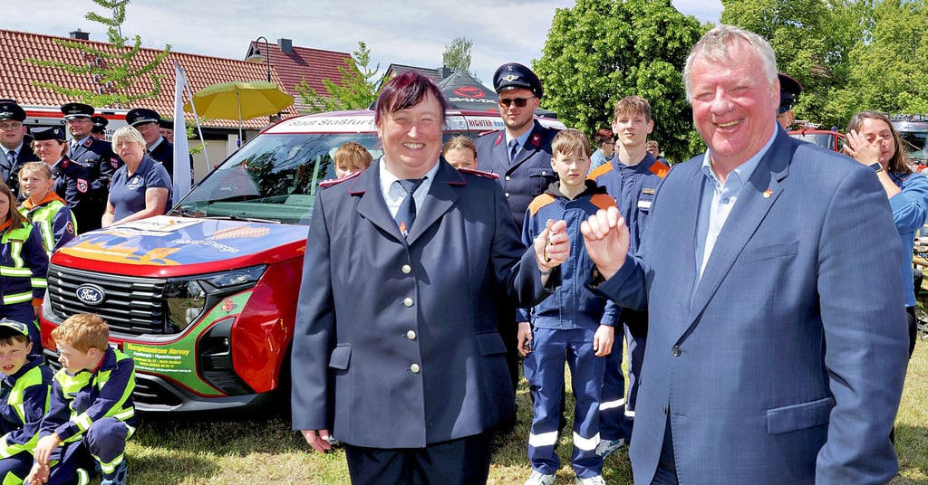 Bürgermeister René Zok übergibt Schlüssel und Auto an die stellvertretende Jugendwartin der Stadt Staßfurt Yvonne Rötlich.