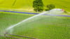 Ein Wassersprenger bewässert ein Feld in der Region Hannover. Erst in der zweiten Wochenhälfte soll etwas mehr Regen fallen.