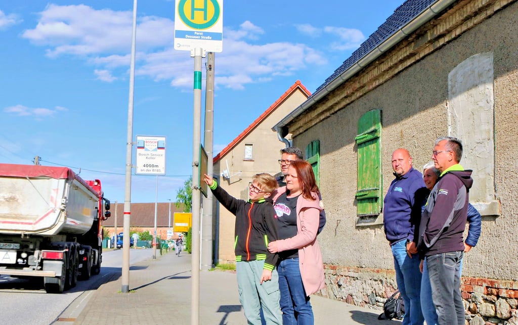 Vekehrssituation an einer vielbefahrenen Bundesstraße innerorts: Fehlende Ampeln und Radwege gefährden Schüler und Schülerinnen sowie Radfahrende.