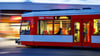 In Halle ist ein Mann bei einem Unfall mit einer Straßenbahn schwer verletzt worden. (Archivbild)