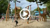 Neues Highlight im Salinebad: „Sallis Freiluftoase“ mit Kletterwald und Dschungelbrücke lädt Kinder zum  Toben auch außerhalb des Wasserbereichs ein. 