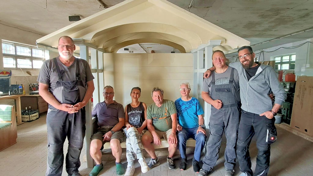 Die Mitglieder vom Dorfverein Ulzigerode „Oldarich Olzo“ bauen eine multifunktionale Energiestation für ihren Ort. Mit dem Projekt haben sie beim Strukturwandelprogramm Revierpionier Sachsen-Anhalt einen Preis gewonnen. Bürgermeister Frank Eschholz, Michael Schmidt, Kati Schreiber, Lutz Röse, Bernd Reineberg, Dirk Müller und Christian Reinhardt (v.li.) sind ein Teil der großen Truppe, die das Projekt gemeinsam umsetzt.