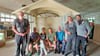 Die Mitglieder vom Dorfverein Ulzigerode „Oldarich Olzo“ bauen eine multifunktionale Energiestation für ihren Ort. Mit dem Projekt haben sie beim Strukturwandelprogramm  Revierpionier Sachsen-Anhalt einen Preis gewonnen. Bürgermeister Frank Eschholz, Michael Schmidt, Kati Schreiber, Lutz Röse, Bernd Reineberg, Dirk Müller und Christian Reinhardt (v.li.) sind ein Teil der großen Truppe, die das Projekt gemeinsam umsetzt.