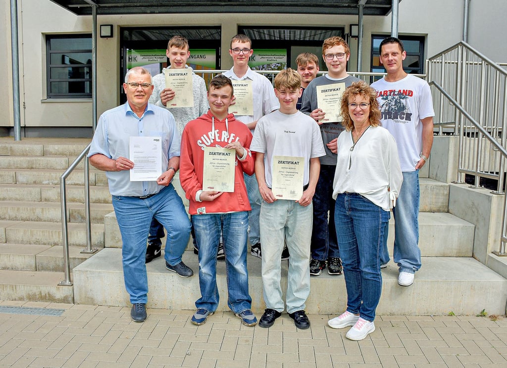 Die Schüler der Hermann-Kasten-Gemeinschaftsschule in Staßfurt, die an dem Digitalkurs teilgenommen hatten, präsentieren im Beisein der Schulleiterin Verena Frank, des Pegasus-Geschäftsführers Michael Hauschild und des Kursleiters Michael Wüst (rechts) stolz ihre Zeugnisse.