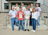 Die Schüler der Hermann-Kasten-Gemeinschaftsschule in Staßfurt, die an dem Digitalkurs teilgenommen hatten, präsentieren im Beisein der Schulleiterin Verena Frank, des Pegasus-Geschäftsführers Michael Hauschild und des Kursleiters Michael Wüst (rechts) stolz ihre Zeugnisse. 
