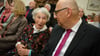Der Direktor des Berliner Projekts „Lebensmelodien“, Michael Raddatz (r), im Gespräch mit der Holocaust-Überlebenden Michaela Vidlakova (M) im Rahmen des Konzerts für Holocaust-Überlebende im Kuppelsaal der deutschen Botschaft.