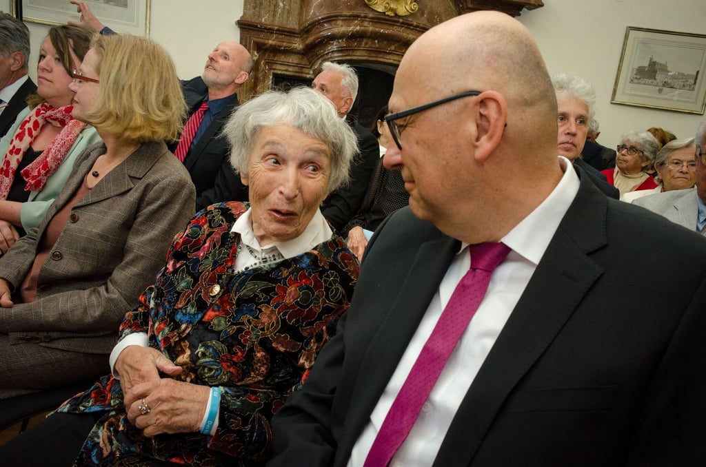 Der Direktor des Berliner Projekts „Lebensmelodien“, Michael Raddatz (r), im Gespräch mit der Holocaust-Überlebenden Michaela Vidlakova (M) im Rahmen des Konzerts für Holocaust-Überlebende im Kuppelsaal der deutschen Botschaft.