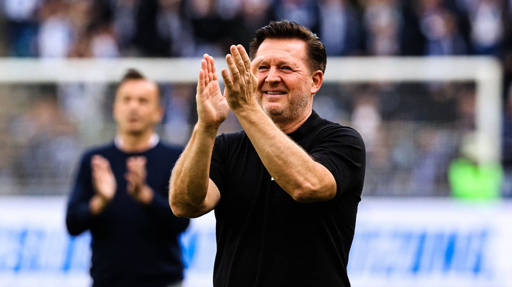 Christian Titz applaudiert den Fans des 1. FC Magdeburg nach dem letzten Heimspiel der Saison. Es war sein letzter Auftritt als FCM-Trainer nach viereinhalb erfolgreichen Jahren.