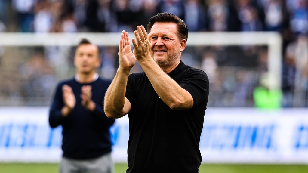 Christian Titz applaudiert den Fans des 1. FC Magdeburg nach dem letzten Heimspiel der Saison. Es war sein letzter Auftritt als FCM-Trainer nach viereinhalb erfolgreichen Jahren.