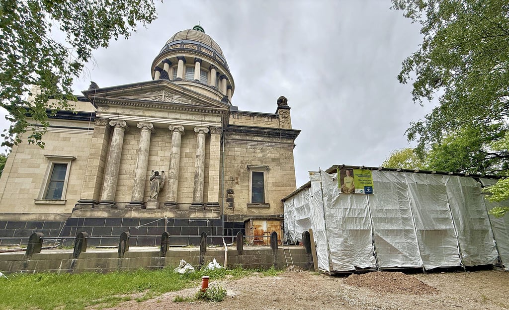 Auf der Rückseite des Mausoleums wird an den Terrassenflächen gearbeitet.