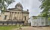 Auf der Rückseite des Mausoleums  wird an den Terrassenflächen gearbeitet. 