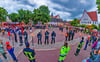 Der Große Zapfenstreich am Samstagabend  auf dem Marktplatz war Abschluss des Jubiläumsjahres  „150 Jahre Freiwillige Feuerwehr Aken/Elbe“ .