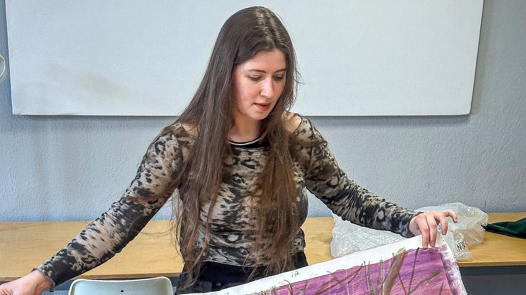 Die Malerin Kateryna Aliinyk präsentiert ihr Bild „Pregnant Eyes“, Schwangere Augen.