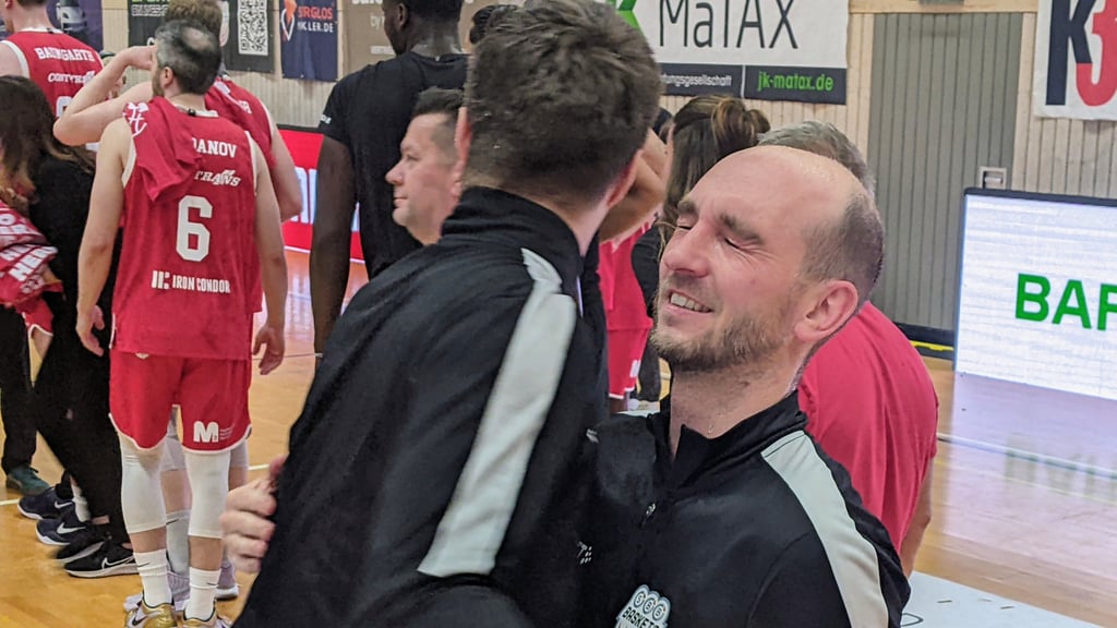 Frisch vom Sekt geduscht: Baskets-Trainer Eiko Potthast (rechts).