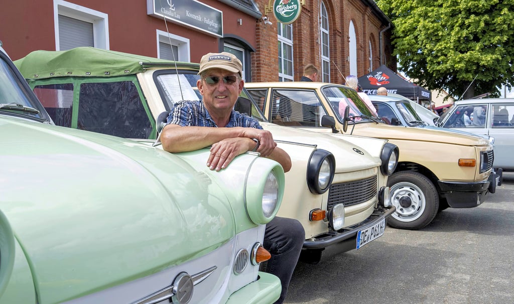 Der Kleinkühnauer Bernd Bauer kam mit fünf alten Autos zur Ausstellung in „Old Kine“.