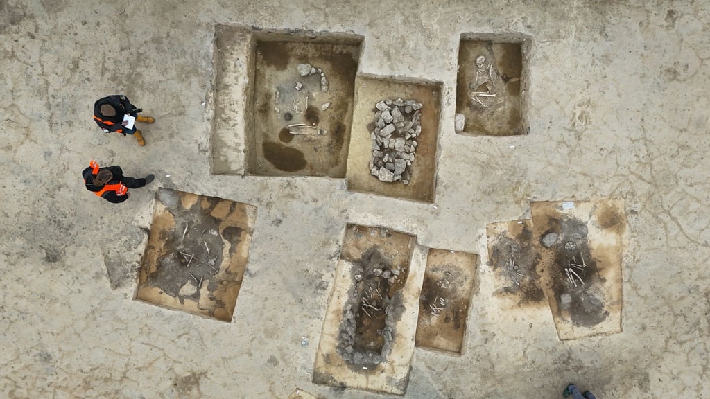 Die Ausgrabungsstelle auf der Baustelle, auf der die Gräber aus dem Übergang von der Jungsteinzeit zur Bronzezeit gefunden wurden.