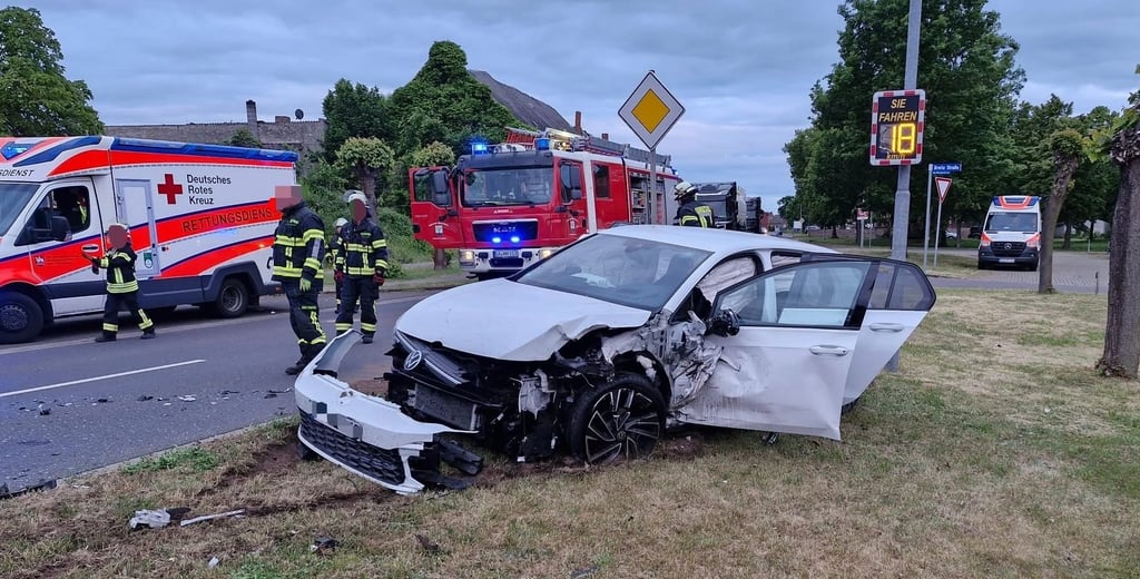 Ein Opelfahrer war am Montagmorgen auf der B 188 in Miesterhorst in den Gegenverkehr geraten und mit diesem VW kollidiert.