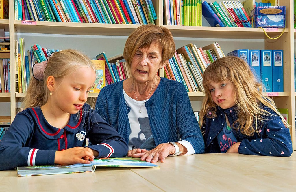 Edelgard Einicke – hier mit den Zweitklässlerinnen Elisabeth (l.) und Thea Rosalie – ist Lesepatin von drei Schülern der Georgenschule.
