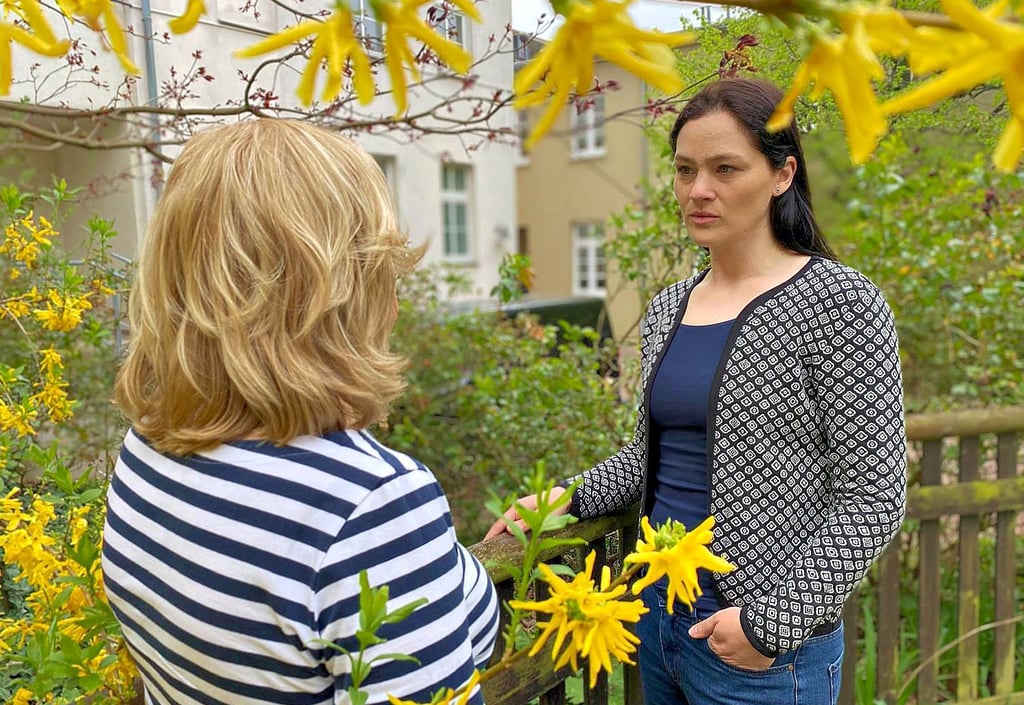 Sie will ihr Gesicht nicht zeigen, aber über ihre Abhängigkeit reden: Katrin Andach (l.) im Gespräch mit Suchtberaterin Nora Muschinski.