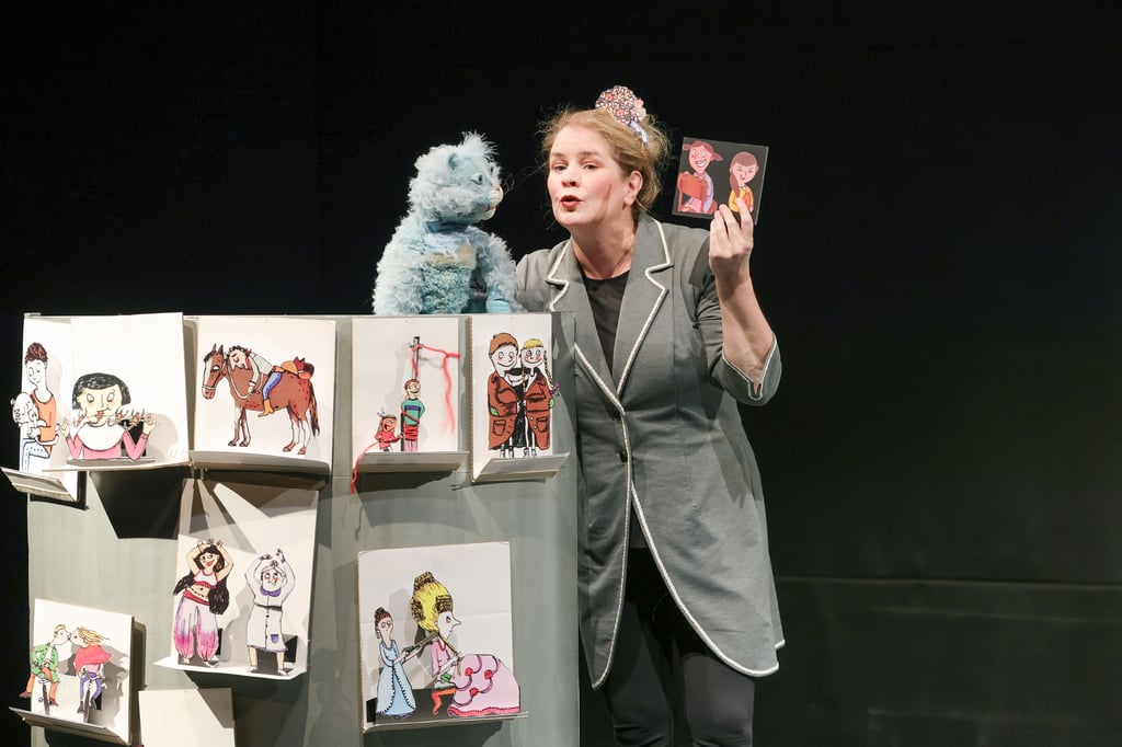 "Alle da! Unser kunterbuntes Leben" im Puppentheater Magdeburg