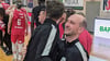 Frisch vom Sekt geduscht: Baskets-Trainer Eiko Potthast (rechts).