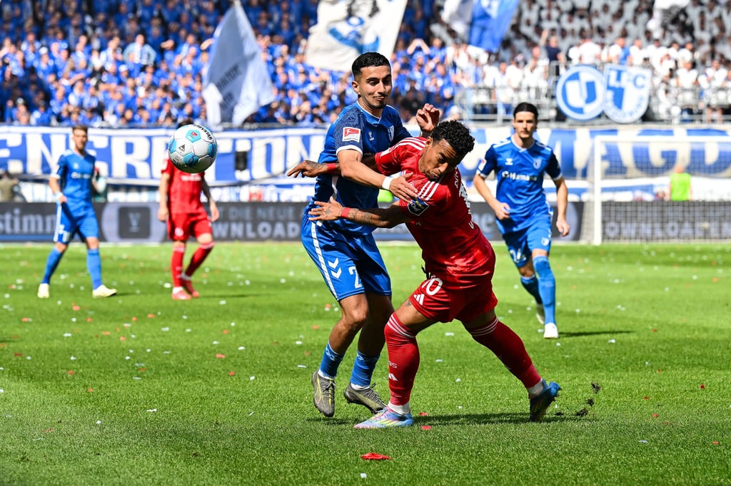Livan Burcu (1. FC Magdeburg, li.) im Kampf um den Ball mit Myron van Brederode von Fortuna Düsseldorf.