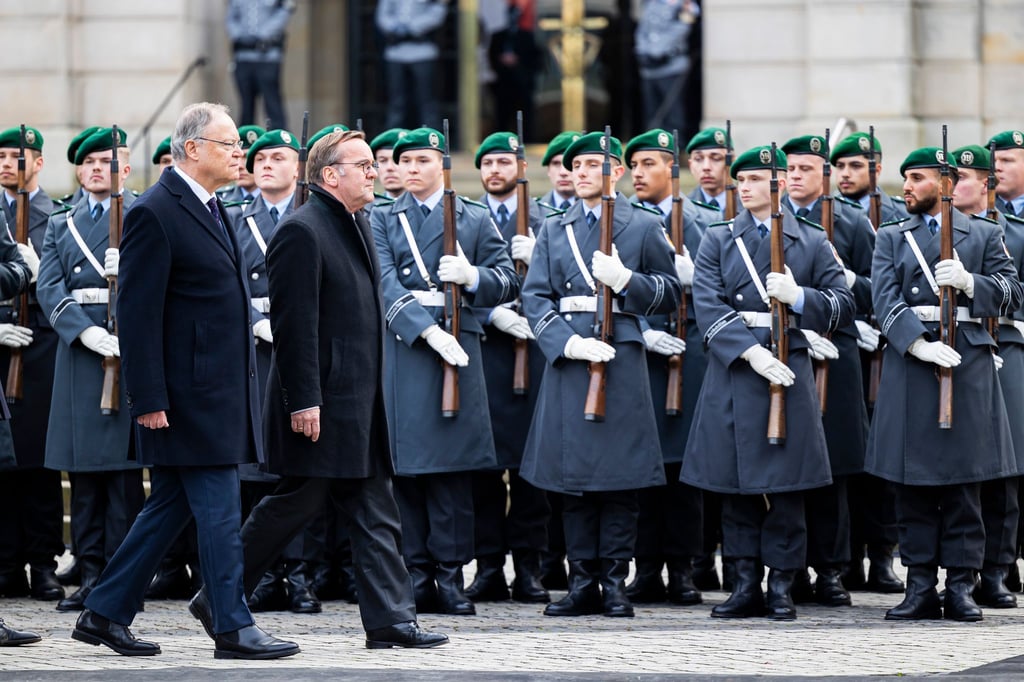 Ministerpräsident Weil und Bundesverteidigungsminister Pistorius haben in Hannover lange zusammengearbeitet. (Archivbild)