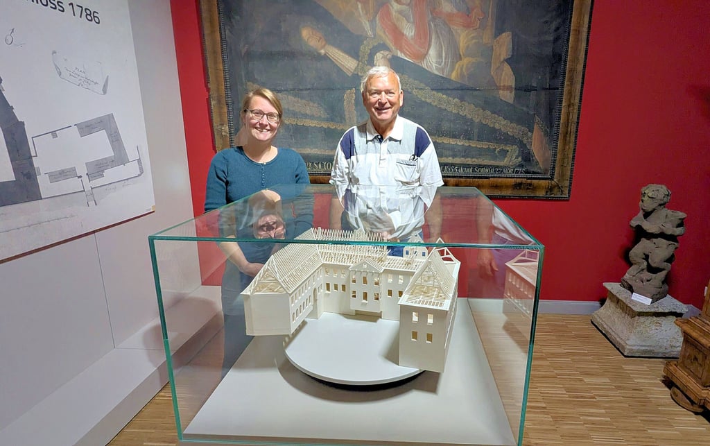 Die Leiterin des Kulturquadrates, Stefanie Wiesel und der Vorsitzende des Heimatvereins, Rolf Sonnenberger, freuen sich über die hohe Besucherzahl.