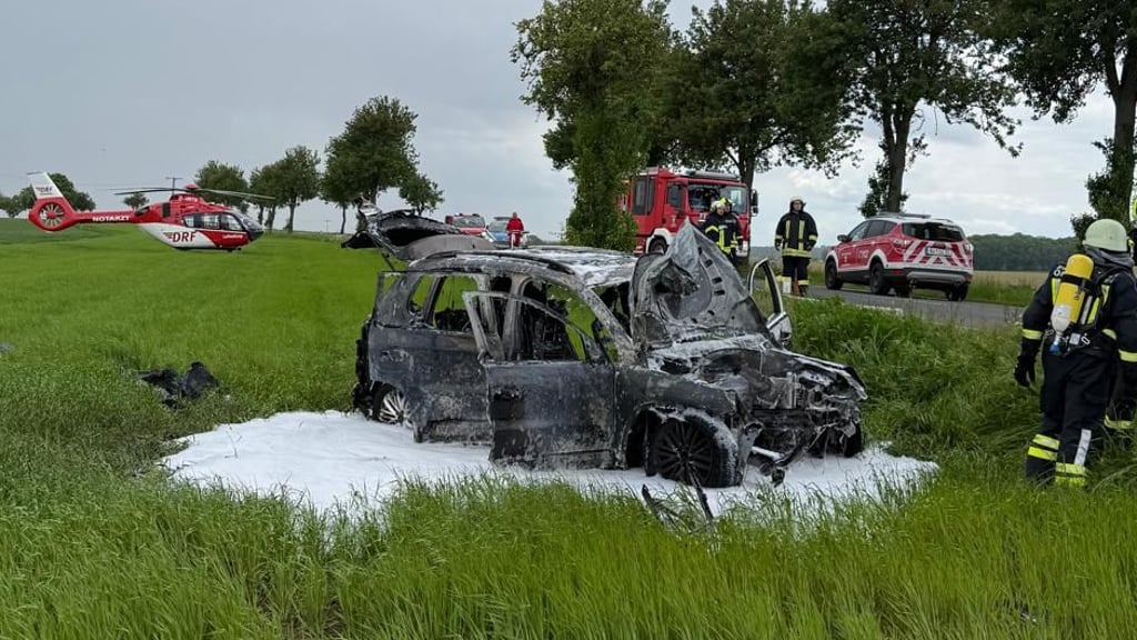 Eine Frau und ihr Kind wurden bei einem Unfall auf der B245 bei Badeleben schwer verletzt.