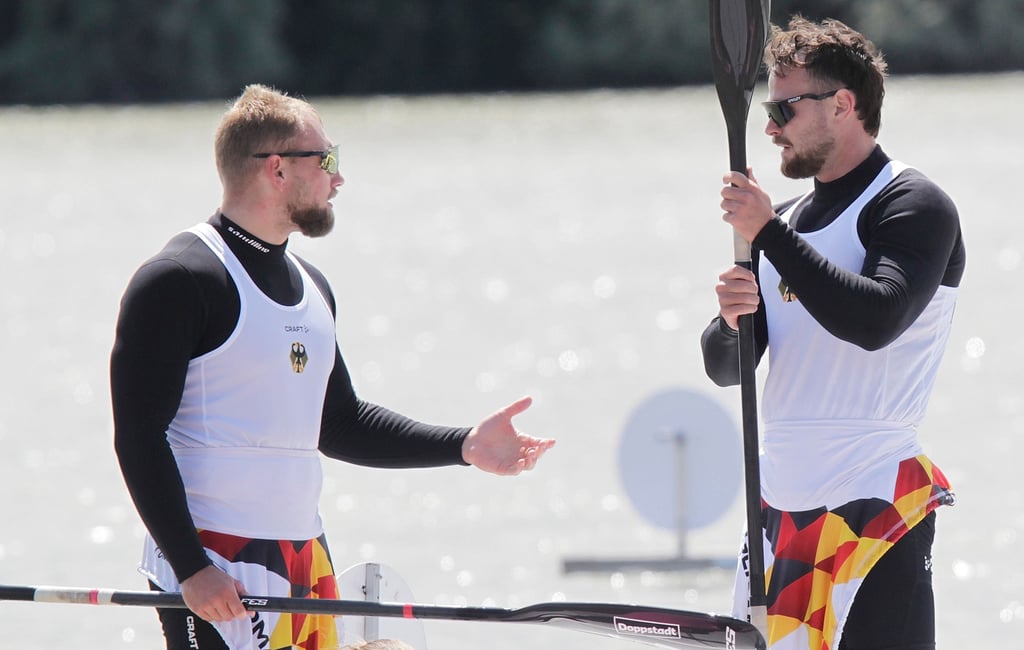 In der Diskussion: Jonas Draeger (r.) und Moritz Florstedt werten das B-Finale in Szeged aus.