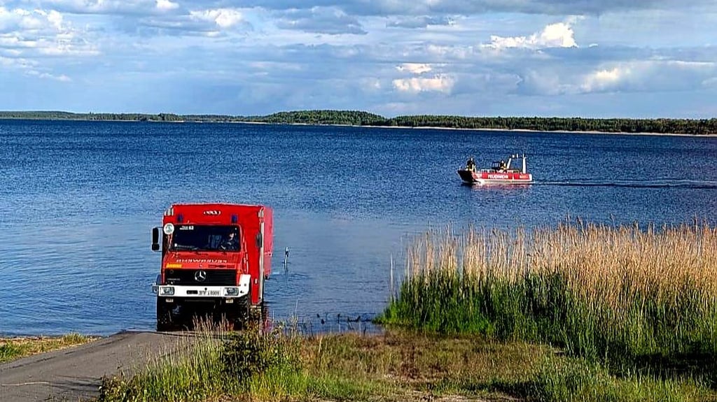 An der Einlassstelle in der Berliner Straße lässt die Bitterfelder Feuerwehr ihr Boot zu Wasser. Auf der Goitzsche beginnt eine große Sucaktion nach dem vermissten Segler.