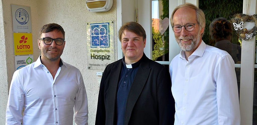 Pfarrer Ulrich Paulsen (rechts) geht in den Ruhestand. Pfarrerin Rebekka Prozell und Alexander Hein übernehmen den Vorstand der Stiftung Adelberdt-Diakonissen-Mutterhaus in Stendal.