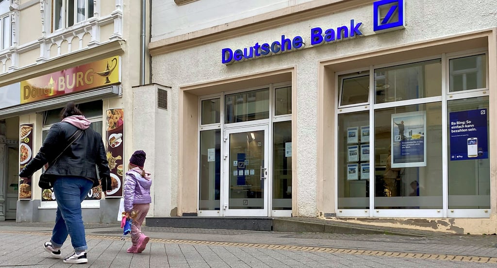 Blick auf die Filiale der Deutschen Bank in Burg, die an der Schartauer Straße zu finden ist.