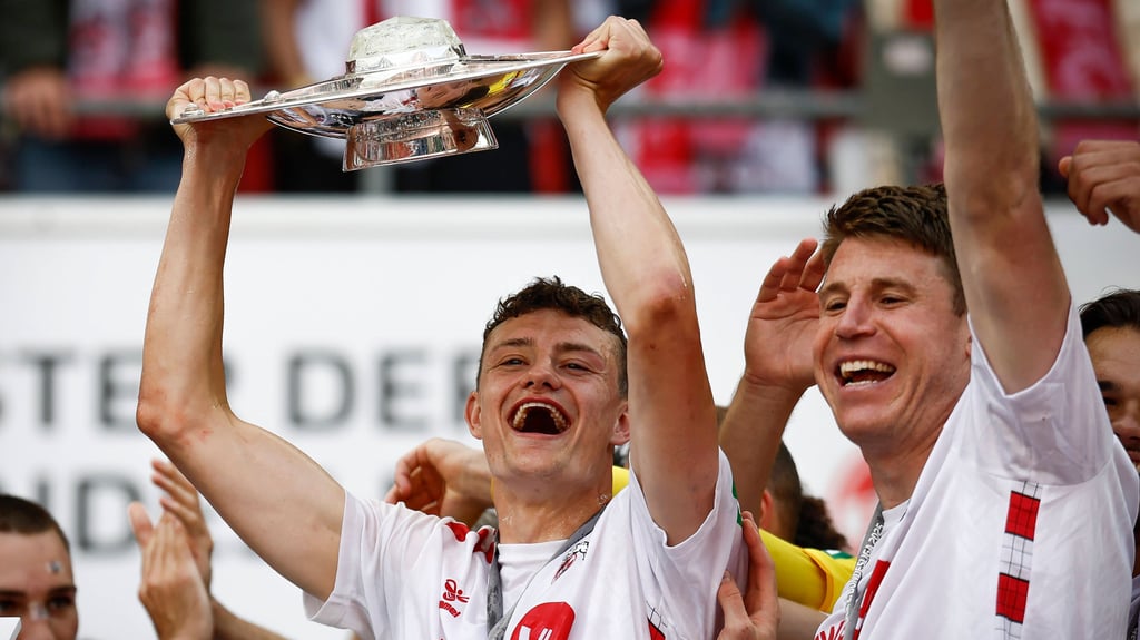 Eric Martel reckt die Meisterschale in die Höhe.