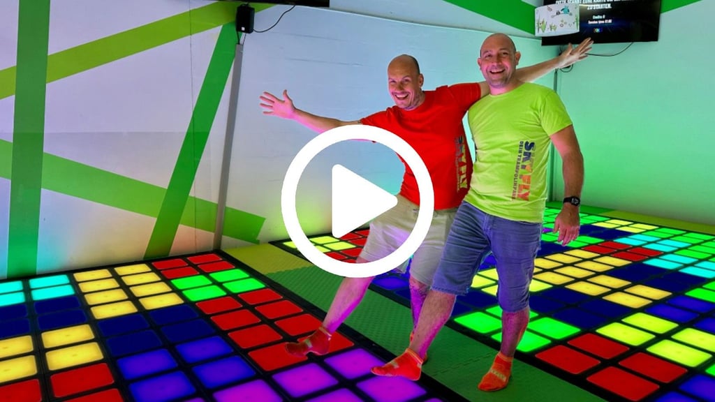 Dieses interaktive Spiel macht Spaß: Heino Bögelsack (l.) und Norman Heger, die Chefs im Sky Fly Magdeburg, haben es getestet. Nun wird es dort angeboten.